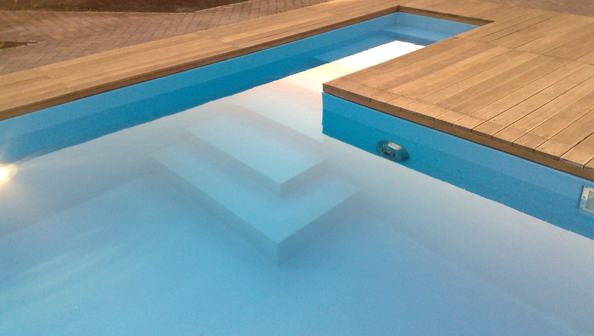 Správne umiestnený a kvalitne vyhotovený bazén je najkrajšou perlou záhrady